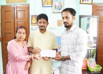 এসএমএ-র সঙ্গে লড়ছে ২৩ মাসের মনুশ্রী। তার চিকিৎসার পাশে দাঁড়িয়ে এক লক্ষ টাকার আর্থিক সহায়তা প্রদান করলেন বিধায়ক পিনাকী দাস। জীবনরক্ষাকারী জিন থেরাপির আশায় দিন গুনছে পরিবার।