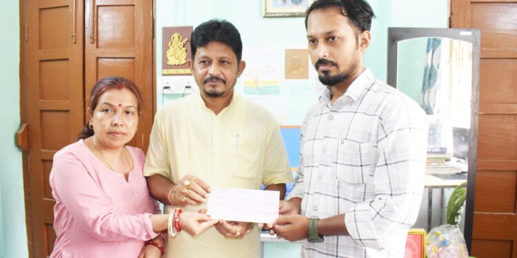 এসএমএ-র সঙ্গে লড়ছে ২৩ মাসের মনুশ্রী। তার চিকিৎসার পাশে দাঁড়িয়ে এক লক্ষ টাকার আর্থিক সহায়তা প্রদান করলেন বিধায়ক পিনাকী দাস। জীবনরক্ষাকারী জিন থেরাপির আশায় দিন গুনছে পরিবার।