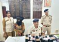 রোগীর স্বর্ণালঙ্কার চুরির অভিযোগে এক সাধারণ মহিলা স্বাস্থ্যকর্মীকে গ্রেফতার করেছে পুলিশ। অভিযুক্তের হেফাজত থেকে প্রায় দেড় লক্ষ টাকার একটি সোনার চেইন উদ্ধার করা হয়েছে। ঘটনার তদন্ত চলছে।