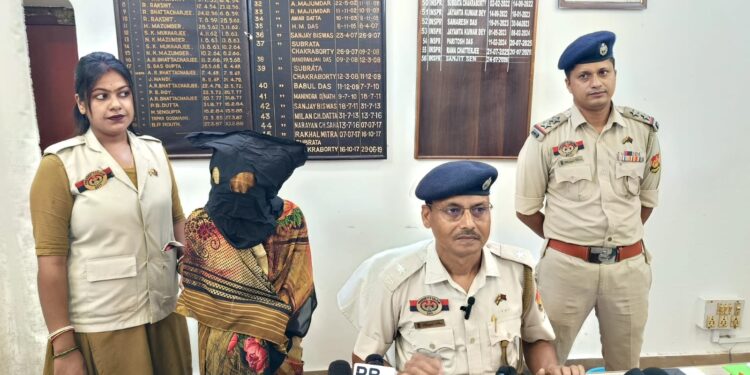 রোগীর স্বর্ণালঙ্কার চুরির অভিযোগে এক সাধারণ মহিলা স্বাস্থ্যকর্মীকে গ্রেফতার করেছে পুলিশ। অভিযুক্তের হেফাজত থেকে প্রায় দেড় লক্ষ টাকার একটি সোনার চেইন উদ্ধার করা হয়েছে। ঘটনার তদন্ত চলছে।