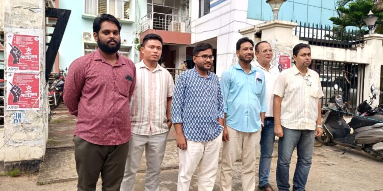 পাঁচ দফা দাবিকে সামনে রেখে এসএফআই, টিএসইউ, ডিওয়াইএফআই ও টিওয়াইএফ-এর যৌথ প্রতিনিধিদল আজ আগরতলা শিক্ষা দফতরে স্মারকলিপি জমা দেয়। দাবিগুলির দ্রুত বাস্তবায়নের আহ্বান জানিয়ে সংশ্লিষ্ট কর্তৃপক্ষের দৃষ্টি আকর্ষণ করা হয়।