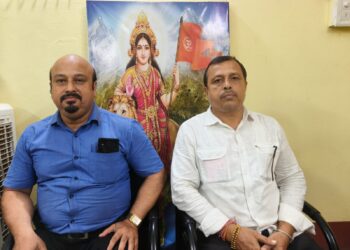 বিরোধী দলনেতা জিতেন্দ্র চৌধুরীর ব্রাহ্মণ সমাজ সম্পর্কিত মন্তব্যকে কেন্দ্র করে সরব বিশ্ব হিন্দু পরিষদের ত্রিপুরা শাখা। এক সাংবাদিক সম্মেলনে সংগঠনের নেতারা অভিযোগ করেন, এই মন্তব্যে ব্রাহ্মণ সমাজের ভাবাবেগে আঘাত লেগেছে। তাঁরা বক্তব্য প্রত্যাহার এবং প্রকাশ্যে ক্ষমা প্রার্থনার দাবি জানান।