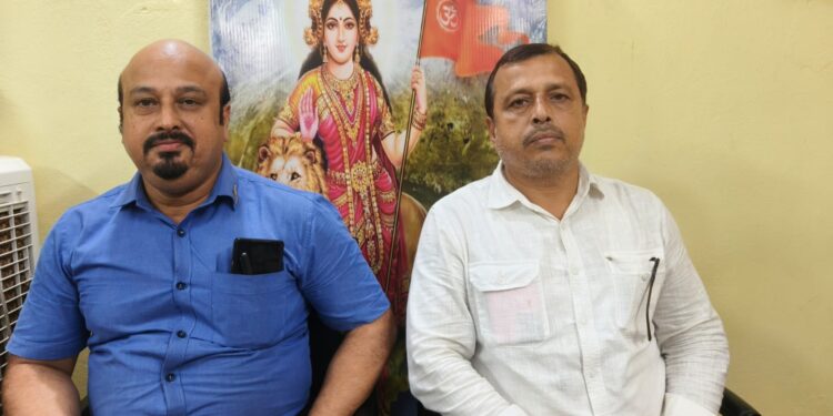 বিরোধী দলনেতা জিতেন্দ্র চৌধুরীর ব্রাহ্মণ সমাজ সম্পর্কিত মন্তব্যকে কেন্দ্র করে সরব বিশ্ব হিন্দু পরিষদের ত্রিপুরা শাখা। এক সাংবাদিক সম্মেলনে সংগঠনের নেতারা অভিযোগ করেন, এই মন্তব্যে ব্রাহ্মণ সমাজের ভাবাবেগে আঘাত লেগেছে। তাঁরা বক্তব্য প্রত্যাহার এবং প্রকাশ্যে ক্ষমা প্রার্থনার দাবি জানান।