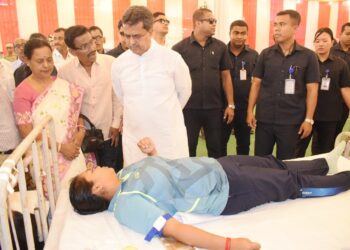 মানবতার সেবায় রক্তদান—এই বার্তা ছড়িয়ে দিতে আগরতলা মেলা মায়ের উদ্যোগে অনুষ্ঠিত হলো স্বেচ্ছায় রক্তদান শিবির। সমাজের বিভিন্ন স্তরের মানুষ স্বতঃস্ফূর্তভাবে রক্তদান করে এই মহতী উদ্যোগে সামিল হন। অনুষ্ঠানের উদ্বোধন করেন মুখ্যমন্ত্রী অধ্যাপক (ডা.) মানিক সাহা। রক্তদানই পারে একাধিক জীবন বাঁচাতে—এই সচেতনতার বার্তাই উঠে আসে গোটা অনুষ্ঠানে।