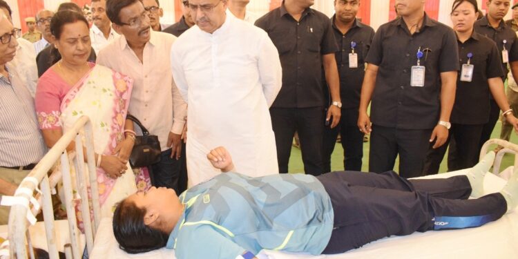 মানবতার সেবায় রক্তদান—এই বার্তা ছড়িয়ে দিতে আগরতলা মেলা মায়ের উদ্যোগে অনুষ্ঠিত হলো স্বেচ্ছায় রক্তদান শিবির। সমাজের বিভিন্ন স্তরের মানুষ স্বতঃস্ফূর্তভাবে রক্তদান করে এই মহতী উদ্যোগে সামিল হন। অনুষ্ঠানের উদ্বোধন করেন মুখ্যমন্ত্রী অধ্যাপক (ডা.) মানিক সাহা। রক্তদানই পারে একাধিক জীবন বাঁচাতে—এই সচেতনতার বার্তাই উঠে আসে গোটা অনুষ্ঠানে।