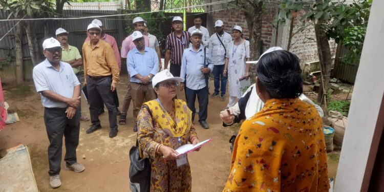 জনগণনা ২০২৭-এর আনুষ্ঠানিক সূচনার মধ্য দিয়ে আজ রাজ্যজুড়ে শুরু হলো বাড়ি বাড়ি তথ্য সংগ্রহের কাজ। জনগণনা অধিকর্তা রতন বিশ্বাস গণনাকারী দলকে সঙ্গে নিয়ে আগরতলার রাজনগর এলাকায় কর্মসূচির উদ্বোধন করেন। তিনি জানান, উৎসবের আবহে রাজ্যের বিভিন্ন প্রান্তে জনগণনার কাজ এগিয়ে চলছে এবং নির্ভুল তথ্য সংগ্রহে সাধারণ মানুষের সক্রিয় সহযোগিতা অত্যন্ত গুরুত্বপূর্ণ।
