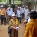 জনগণনা ২০২৭-এর আনুষ্ঠানিক সূচনার মধ্য দিয়ে আজ রাজ্যজুড়ে শুরু হলো বাড়ি বাড়ি তথ্য সংগ্রহের কাজ। জনগণনা অধিকর্তা রতন বিশ্বাস গণনাকারী দলকে সঙ্গে নিয়ে আগরতলার রাজনগর এলাকায় কর্মসূচির উদ্বোধন করেন। তিনি জানান, উৎসবের আবহে রাজ্যের বিভিন্ন প্রান্তে জনগণনার কাজ এগিয়ে চলছে এবং নির্ভুল তথ্য সংগ্রহে সাধারণ মানুষের সক্রিয় সহযোগিতা অত্যন্ত গুরুত্বপূর্ণ।