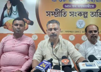 সমাজে ধর্মীয় সম্প্রীতি নষ্টের অপচেষ্টা চালাচ্ছে বামপন্থীরা—এমনই অভিযোগ তুলে তীব্র আক্রমণ শানাল প্রদেশ বিজেপি। দলীয় মুখপাত্র নবেন্দু ভট্টাচার্য সংবাদমাধ্যমের সামনে দাবি করেন, সনাতনী ধর্মকে লক্ষ্য করে রাজনৈতিক ফায়দা তোলার চেষ্টা হচ্ছে। পাশাপাশি, জনসমর্থন হারিয়ে অপ্রাসঙ্গিক হয়ে পড়া বামেদের রাজনৈতিক অবস্থান নিয়েও কড়া সমালোচনা করেন তিনি।