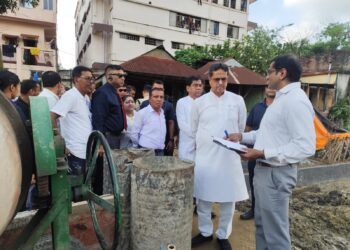 রাজধানীর মধ্য পাড়ায় পুকুর সংস্কারের কাজ পরিদর্শনে মুখ্যমন্ত্রী ডাঃ মানিক সাহা। পুর কমিশনার, মেয়র-বিধায়ক দীপক মজুমদার, পশ্চিম জেলা শাসক ডঃ বিশাল কুমার, সেন্ট্রাল জোনের চেয়ারম্যান রত্না দত্ত ও আগরতলা স্মার্ট সিটি কর্তৃপক্ষের উপস্থিতিতে উন্নয়নমূলক কাজের অগ্রগতি খতিয়ে দেখা হয়।