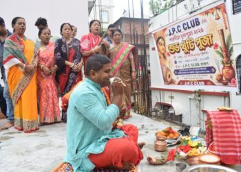 খুঁটি পূজার মধ্য দিয়ে দুর্গোৎসবের কাউন্টডাউন শুরু করল রাজধানীর ঐতিহ্যবাহী জয়নগর জেপিসি ক্লাব। ‘ত্রিনয়নী’ থিমে এবারের পূজার আয়োজন, প্রায় ৭ লক্ষ টাকার বাজেটে স্থানীয় শিল্পীদের সৃজনশীলতায় সাজবে মণ্ডপ ও প্রতিমা।