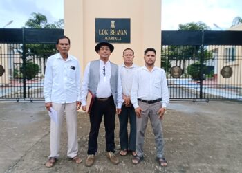 আজ লোকভবনে রাজ্যপালের সঙ্গে সাক্ষাৎ করলেন NLFT-এর আত্মসমর্পণকারী সদস্যরা। আত্মসমর্পণকারীদের বিভিন্ন সমস্যা, পুনর্বাসন ও দাবিদাওয়া নিয়ে রাজ্যপালের কাছে বিস্তারিতভাবে বিষয়গুলি তুলে ধরেন তাঁরা। পাশাপাশি, নিজেদের বিভিন্ন দাবি নিয়ে রিপাবলিক অব ইন্ডিয়া স্টেট-এর প্রতিনিধিদলও রাজ্যপালের সঙ্গে সাক্ষাৎ করে।
