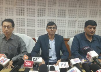 রাজ্যে এসআইআর প্রক্রিয়ার কাজ এগিয়ে চলেছে। ভোটার তালিকা হালনাগাদের পাশাপাশি প্রক্রিয়া সংক্রান্ত বিভিন্ন গুরুত্বপূর্ণ সিদ্ধান্তের কথা জানালেন রাজ্য নির্বাচন কমিশনের মুখ্য নির্বাচনী আধিকারিক ব্রিজেশ পাণ্ডে।