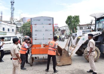 ফের ফুটপাথ দখলমুক্ত করতে অভিযানে নামল পুর নিগম। বেআইনি দোকানের পাশাপাশি ভেন্ডার লাইসেন্স থাকা সত্ত্বেও ফুটপাথে দোকান রেখে দেওয়া ব্যবসায়ীদের বিরুদ্ধেও কড়া পদক্ষেপ নিল টাস্ক ফোর্স। আজ অভিযানে একাধিক দোকান সরিয়ে দেওয়া হয়।