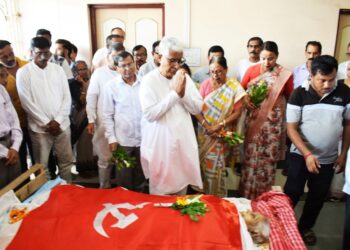 প্রয়াত ত্রিপুরার প্রাক্তন বিধায়িকা গৌরী ভট্টাচার্য। শনিবার ভোররাতে বার্ধক্যজনিত কারণে ছিনাইহানির নিজ বাসভবনে ৯৫ বছর বয়সে শেষনিঃশ্বাস ত্যাগ করেন তিনি। দীর্ঘ রাজনৈতিক ও সামাজিক জীবনে জনকল্যাণ ও এলাকার উন্নয়নে তাঁর অবদান স্মরণীয় হয়ে থাকবে। তাঁর প্রয়াণে বামফ্রন্ট নেতৃত্বসহ রাজনৈতিক ও সামাজিক মহলে নেমে এসেছে শোকের ছায়া।