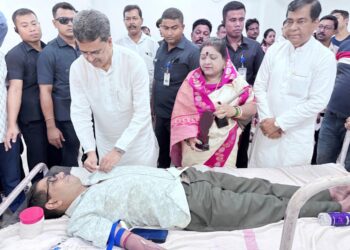 রক্তদান শিবিরের মধ্য দিয়ে মানবিকতার বার্তা, ওয়ার্ড নং ২০-এর উদ্যোগে আয়োজিত কর্মসূচিতে অংশ নিলেন বিশিষ্টজনেরা।