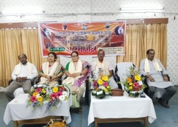 আগরতলা প্রেস ক্লাবে ত্রিপুরা ট্রাক ড্রাইভার ভারতীয় মজদুর সংঘের তৃতীয় বার্ষিকী সম্মেলন, উপস্থিত ছিলেন বি এম এস-এর রাজ্য সভানেত্রী দেবশ্রী কলই।