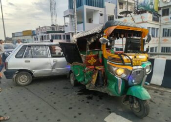 উড়ালপুলে মারুতি ও অটোর মুখোমুখি সংঘর্ষ, আহত ৪।