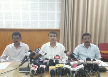 আগামী ৩০ সেপ্টেম্বরের মধ্যে রাজ্যের বিভিন্ন সড়ক নির্মাণ ও সংস্কারের কাজ শেষ করার নির্দেশ পূর্ত দপ্তরকে। জাতীয় সড়ক থেকে গ্রামীণ সড়ক—সমস্ত সড়কের কাজ দ্রুত সম্পন্ন করতে আধিকারিকদের দেওয়া হয়েছে নির্দিষ্ট সময়সীমা।