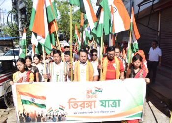 ‘হর ঘর তিরঙ্গা’ কর্মসূচিকে সামনে রেখে বুধবার রাজধানীতে পড়ুয়াদের উদ্যোগে আয়োজিত হল বর্ণাঢ্য তিরঙ্গা র‍্যালি। বিবেকানন্দ ময়দান থেকে শুরু হয়ে শহরের বিভিন্ন পথ পরিক্রমা করে রবীন্দ্র শতবার্ষিকী ভবনে গিয়ে শেষ হয় র‍্যালিটি।