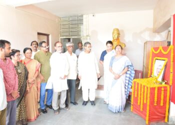 প্রয়াত সিপিআইএমের প্রাক্তন সর্বভারতীয় সাধারণ সম্পাদক সীতারাম ইয়েচুরির জন্মদিনে শ্রদ্ধার্ঘ্য জানাল দল। মেলারমাঠে দলীয় সদর দপ্তরে তাঁর প্রতিকৃতিতে ফুল-মালা দিয়ে শ্রদ্ধা নিবেদন করেন কর্মী-সমর্থকরা।