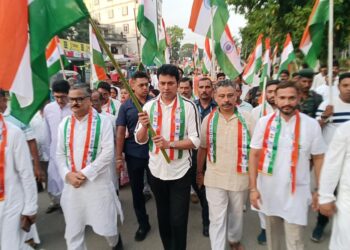 বনমালীপুরে তিরঙ্গা যাত্রায় অংশ নিলেন প্রাক্তন মুখ্যমন্ত্রী তথা সাংসদ বিপ্লব কুমার দেব।