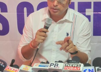 জাতীয় সড়ক নির্মাণে গাফিলতির অভিযোগ, বরাতপ্রাপ্ত সংস্থা NHIDCL-কে শাস্তি পেতে হবে বলে মন্তব্য সাংসদ বিপ্লব কুমার দেবের। সংস্থার কাজ ছেড়ে চলে যাওয়ার ঘটনায় ক্ষোভ প্রকাশ করে তিনি বলেন, দুর্ভোগ পোহাতে হচ্ছে রাজ্যের সাধারণ মানুষকেই।