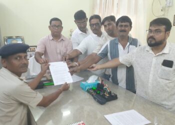 প্রাক্তন মুখ্যমন্ত্রী মানিক সরকারের সাম্প্রতিক বক্তব্যকে ঘিরে ফের পশ্চিম থানায় মামলা। বক্তব্যের যথার্থতা খতিয়ে দেখে আইনানুগ ব্যবস্থা নেওয়ার দাবি জানিয়ে থানায় অভিযোগ দায়ের শহরের কয়েকজন সচেতন নাগরিকের।