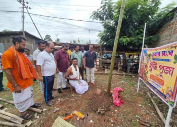 তুষার সংঘের উদ্যোগে ঐতিহ্য মেনে অনুষ্ঠিত হল দুর্গাপুজোর খুঁটি পুজো। পুজোর প্রস্তুতিতে শুরু হল ব্যস্ততা।