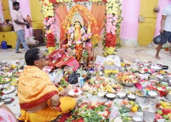 শ্রাবণ সংক্রান্তিতে আগরতলার দুর্গাবাড়ি সহ বিভিন্ন বাড়িতে ভক্তি ও উৎসাহের সঙ্গে অনুষ্ঠিত হলো মা মনসা ও অষ্টনাগ দেবীর পূজা। রাজ আমলের প্রায় ৫০০ বছরের প্রাচীন ঐতিহ্য আজও বহন করে চলেছে এই পবিত্র আরাধনা। 