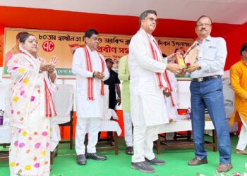 প্রবীণের অভিজ্ঞতা ও পরামর্শ, নতুন প্রজন্মের শক্তি ও সাহস—এই সমন্বয়েই সমাজের অগ্রগতি সম্ভব। প্রবীণদের সম্মান ও তাঁদের দিকনির্দেশনাকে পাথেয় করে এগিয়ে চলার বার্তা মুখ্যমন্ত্রী ডাঃ মানিক সাহার। এডি নগরের অরবিন্দ ক্লাবের ৬৭তম প্রতিষ্ঠা দিবসে ৬১ জন প্রবীণ নাগরিককে সম্মাননা প্রদান করা হয়।
