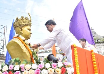 মহারাজা বীর বিক্রম কিশোর মানিক বাহাদুরের প্রতি শ্রদ্ধা নিবেদন মুখ্যমন্ত্রী ডাঃ মানিক সাহার। এমবিবি চৌমুহনী জিরো পয়েন্টে তাঁর মূর্তিতে মালা অর্পণ করেন মুখ্যমন্ত্রী।