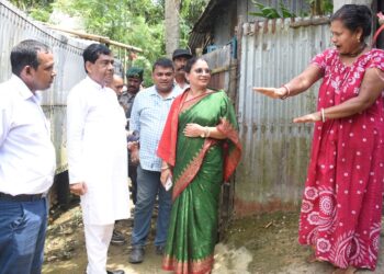 রাস্তা ও নিকাশি ব্যবস্থার সমস্যা সরেজমিনে খতিয়ে দেখতে পুর নিগম ও পূর্ত দপ্তরের আধিকারিকদের নিয়ে ময়দানে নামলেন মেয়র তথা বিধায়ক দীপক মজুমদার। ৪১ ও ৪২ নম্বর ওয়ার্ডের বিভিন্ন এলাকা পরিদর্শন করে বেহাল রাস্তা ও নিকাশি ব্যবস্থার দ্রুত উন্নয়নের বিষয়ে প্রয়োজনীয় পদক্ষেপের নির্দেশ দেন তিনি।