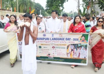 ঐতিহ্য ও সংস্কৃতির আবহে পালিত হল ৩৫তম মণিপুরী ভাষা দিবস। মণিপুরী সম্প্রদায়ের উদ্যোগে ভাষা ও সংস্কৃতির বার্তা ছড়িয়ে দিতে রাজধানীর টাউন হলের সামনে থেকে বের হয় বর্ণাঢ্য শোভাযাত্রা। শহরের বিভিন্ন পথ পরিক্রমা করে এই শোভাযাত্রা। অনুষ্ঠানে উপস্থিত ছিলেন মণিপুরের শিল্প ও সংস্কৃতি মন্ত্রী সহ বিশিষ্টজনেরা।