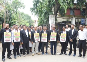 বার কাউন্সিল অফ ইন্ডিয়ার চেয়ারম্যান মানন কুমার মিশ্রের অপসারণের দাবিতে আগরতলায় প্রতিবাদে সরব অল ইন্ডিয়া ল’ইয়ার্স ইউনিয়ন। সংগঠনের ত্রিপুরা শাখার সদস্যরা আগরতলা আদালত প্রাঙ্গণে গলায় প্ল্যাকার্ড ঝুলিয়ে অগণতান্ত্রিক সিদ্ধান্তের প্রতিবাদ জানান। দেশজুড়ে চলা প্রতিবাদ কর্মসূচির অংশ হিসেবেই এই বিক্ষোভ কর্মসূচি পালন করা হয়।