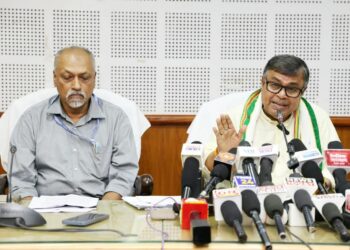 বিদ্যুৎ ট্যারিফ বৃদ্ধি নিয়ে বাম ও বিজেপি সরকারের আমলের তুলনামূলক পরিসংখ্যান তুলে ধরলেন মন্ত্রী রতন লাল নাথ। তাঁর দাবি, বাম আমলের শেষ ৮ বছরে বিদ্যুৎ ট্যারিফ বেড়েছিল ১১৬.০৩ শতাংশ। সেখানে বিজেপি শাসনের ৮ বছরে ট্যারিফ বৃদ্ধির হার ৪০.৪২ শতাংশ, যা বাম আমলের তুলনায় আড়াই গুণেরও কম। সংবাদমাধ্যমের সামনে পরিসংখ্যান দিয়ে এই তথ্য তুলে ধরেন মন্ত্রী।