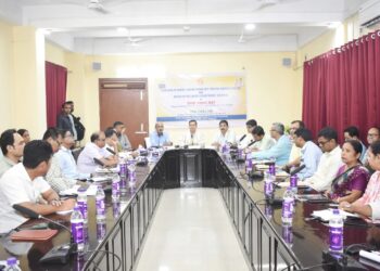 শ্রমিকদের সুবিধার্থে ডিজিটাল উদ্যোগ। আজ শ্রমভবনে এক সংক্ষিপ্ত অনুষ্ঠানের মধ্য দিয়ে ‘ডিজিটাল লেবার চক অ্যাপ’ বা ‘ত্রিপুরা শ্রমিক চত্বর’ চালু করলেন শ্রমমন্ত্রী টিংকু রায়। নতুন এই অ্যাপের মাধ্যমে শ্রমিকদের বিভিন্ন পরিষেবা আরও সহজলভ্য করার উদ্যোগ নেওয়া হয়েছে।