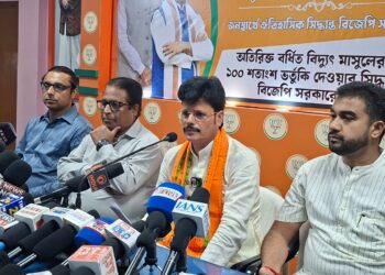 বিদ্যুৎ গ্রাহকদের স্বস্তি দিতে বড় অঙ্কের সরকারি ভর্তুকির সিদ্ধান্তকে স্বাগত প্রদেশ বিজেপির। রাজ্য সরকারের এই পদক্ষেপকে যুগান্তকারী ও ঐতিহাসিক সিদ্ধান্ত বলে দাবি দলটির।