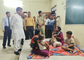 পশ্চিম জেলার বন্যা পরিস্থিতি সরেজমিনে পরিদর্শন করলেন মুখ্যমন্ত্রী ডাঃ মানিক সাহা। রাজধানীর বিভিন্ন প্লাবিত এলাকা ঘুরে দেখে জেলা প্রশাসন, পুলিশ ও দুর্যোগ মোকাবিলা বাহিনীর আধিকারিকদের সঙ্গে পরিস্থিতি নিয়ে বিস্তারিত খোঁজ নেন তিনি। চন্দ্রপুর বলদাখাল, বিবেকানন্দ স্কুল ও স্বামী দয়ানন্দ স্কুলের আশ্রয় শিবিরও পরিদর্শন করে বন্যার্তদের পরিস্থিতি সম্পর্কে অবগত হন মুখ্যমন্ত্রী।