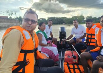 পশ্চিম জেলার বন্যা পরিস্থিতি সরেজমিনে পরিদর্শন করলেন জেলা শাসক ডঃ বিশাল কুমার। বিভিন্ন প্লাবিত ও ক্ষতিগ্রস্ত এলাকা ঘুরে পরিস্থিতি খতিয়ে দেখে ক্ষয়ক্ষতি নিয়ে প্রশাসনের পরবর্তী পদক্ষেপের কথা জানান তিনি।