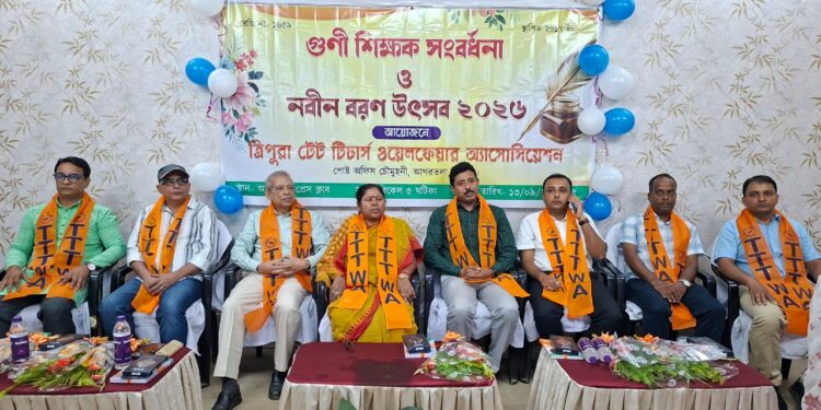 শিক্ষাক্ষেত্রে অনন্য অবদানের স্বীকৃতি ও সম্মাননা গুণী শিক্ষক সংবর্ধনা ও নবীন বরণ উৎসব অনুষ্ঠানের কিছু স্মরণীয় মুহূর্ত।
