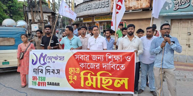 সবার জন্য শিক্ষা ও কাজের দাবিতে ছাত্র-যুবদের মিছিল।