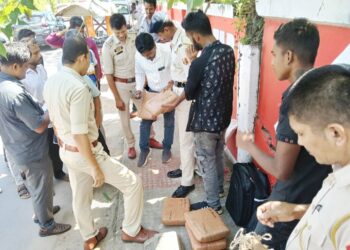 সাতসকালে কলেজটিলা এলাকায় পুলিশের অভিযান, ১৮ কেজি গাঁজা উদ্ধার; গ্রেফতার চোরাচালান চক্রের দুই সদস্য।