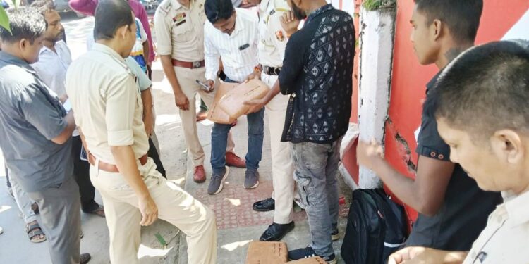সাতসকালে কলেজটিলা এলাকায় পুলিশের অভিযান, ১৮ কেজি গাঁজা উদ্ধার; গ্রেফতার চোরাচালান চক্রের দুই সদস্য।