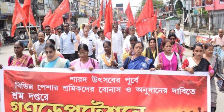 দুর্গাপূজার আগেই শ্রমজীবী মানুষের পুজো বোনাস মিটিয়ে দেওয়ার দাবি সিআইটিইউর। এ দাবিতে মঙ্গলবার রাজধানীর শ্রম কমিশনারের দপ্তরে গিয়ে স্মারকলিপি প্রদান করেন বাম শ্রমিক সংগঠনের নেতৃত্বরা।