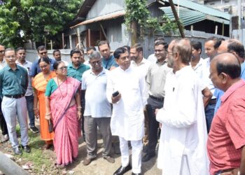 বনমালীপুরে দুটি পুকুর পরিদর্শনে মেয়র দীপক মজুমদার। পুকুরগুলির বর্তমান পরিস্থিতি সরেজমিনে খতিয়ে দেখেন তিনি।