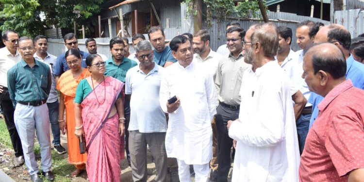 বনমালীপুরে দুটি পুকুর পরিদর্শনে মেয়র দীপক মজুমদার। পুকুরগুলির বর্তমান পরিস্থিতি সরেজমিনে খতিয়ে দেখেন তিনি।