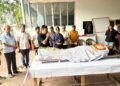 প্রয়াত প্রবীণ চিত্র সাংবাদিক বিকাশ কোলে। বয়সজনিত নানা শারীরিক সমস্যায় ভুগছিলেন তিনি। গতরাতে আচমকা অসুস্থ হয়ে পড়লে তাঁকে জিবি হাসপাতালে নিয়ে যাওয়া হয়। মঙ্গলবার সকাল ৭টা ৪০ মিনিটে শেষ নিঃশ্বাস ত্যাগ করেন মৃদুভাষী এই প্রবীণ চিত্র সাংবাদিক।