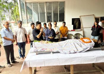 প্রয়াত প্রবীণ চিত্র সাংবাদিক বিকাশ কোলে। বয়সজনিত নানা শারীরিক সমস্যায় ভুগছিলেন তিনি। গতরাতে আচমকা অসুস্থ হয়ে পড়লে তাঁকে জিবি হাসপাতালে নিয়ে যাওয়া হয়। মঙ্গলবার সকাল ৭টা ৪০ মিনিটে শেষ নিঃশ্বাস ত্যাগ করেন মৃদুভাষী এই প্রবীণ চিত্র সাংবাদিক।