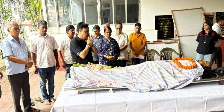 প্রয়াত প্রবীণ চিত্র সাংবাদিক বিকাশ কোলে। বয়সজনিত নানা শারীরিক সমস্যায় ভুগছিলেন তিনি। গতরাতে আচমকা অসুস্থ হয়ে পড়লে তাঁকে জিবি হাসপাতালে নিয়ে যাওয়া হয়। মঙ্গলবার সকাল ৭টা ৪০ মিনিটে শেষ নিঃশ্বাস ত্যাগ করেন মৃদুভাষী এই প্রবীণ চিত্র সাংবাদিক।