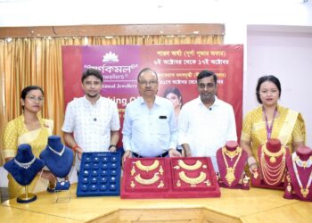 শারদোৎসব ও ধনতেরাসকে সামনে রেখে স্বর্ণকম জুয়েলার্সের বিশেষ অফার ঘোষণা। সাংবাদিক সম্মেলনে পুজো ও ধনতেরাস উপলক্ষে ক্রেতাদের জন্য দেওয়া বিভিন্ন অফার সম্পর্কে বিস্তারিত জানালেন কর্তৃপক্ষ।